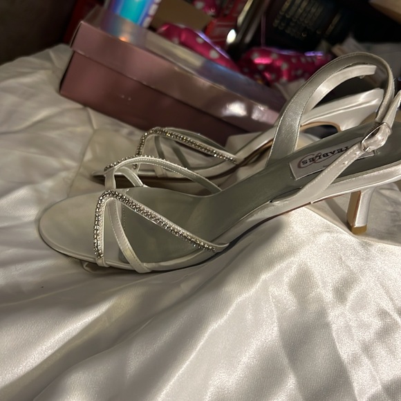 White Satin Kitten heel with rhinestones - Picture 2 of 5